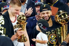 佳阵容颁奖典礼：申京严肃与东契奇轻松的领奖台态度对比